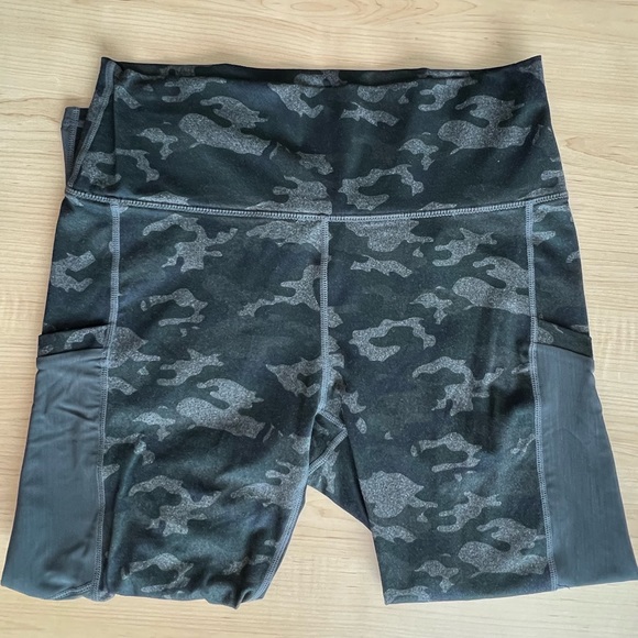 Camo Fabletics Legging with pockets! Medium - Picture 4 of 4